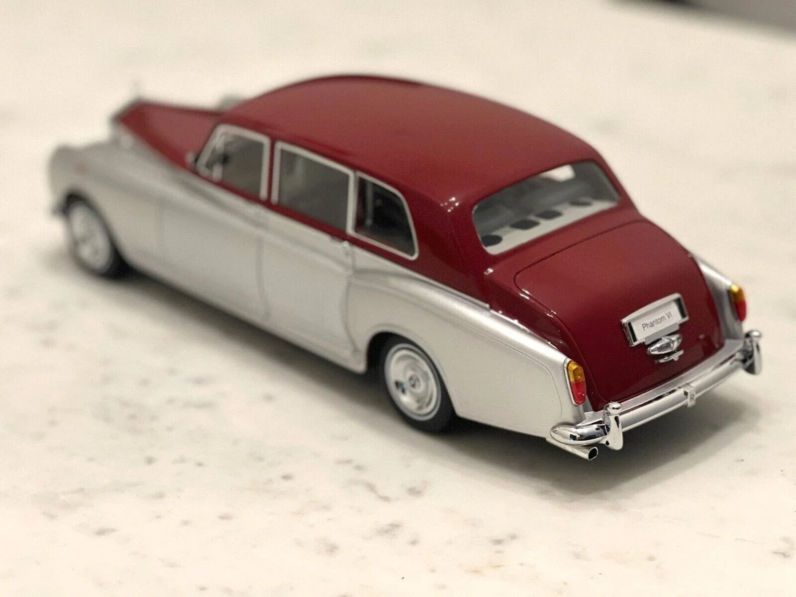 Rolls-Royce Phantom VI Silver/Red – 1:18 Diecast by Kyosho