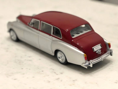 Rolls-Royce Phantom VI Silver/Red – 1:18 Diecast by Kyosho